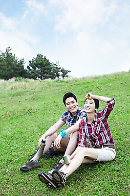 포토 JPG 주간 전신 구름 커플 응시 여자 남자 행복 커피 한쌍 스포츠 여행 배낭 자연 하늘 레저 휴가 휴식 산 한국 건강 사랑 미소 웃음 사람 앉기 동양인 잔디 20대 성인 취미 야외 두명 물 레포츠 관광지 운동 제주도 등산 트래킹 한국인 물병 즐거움 배낭여행 상쾌 커플티 손수건 보온병 청년만 성인만 국내포토 자연요소 식물 시선 감정 아시아 음료 컨셉 가방 관계 모션 표정 인종 청년 물통 생태계 커플룩 파일형식