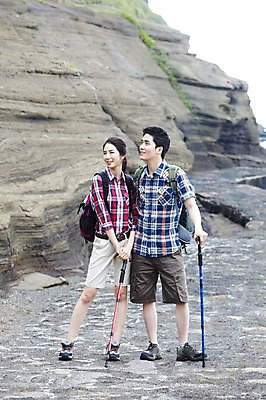 포토 JPG 주간 전신 커플 응시 여자 남자 행복 한쌍 스포츠 여행 배낭 자연 지팡이 레저 휴가 산 한국 건강 사랑 서기 미소 웃음 사람 동양인 20대 성인 취미 야외 두명 레포츠 관광지 운동 제주도 등산 트래킹 한국인 즐거움 배낭여행 상쾌 커플티 산행 청년만 성인만 국내포토 자연요소 시선 감정 아시아 가방 관계 모션 표정 인종 청년 생태계 커플룩 파일형식