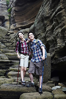 포토 JPG 주간 전신 커플 여자 남자 행복 한쌍 스포츠 여행 배낭 자연 지팡이 레저 휴가 산 한국 건강 사랑 서기 미소 웃음 사람 동양인 20대 성인 취미 야외 두명 레포츠 관광지 운동 제주도 등산 트래킹 한국인 즐거움 배낭여행 상쾌 커플티 산행 청년만 성인만 국내포토 자연요소 감정 아시아 가방 관계 모션 표정 인종 청년 생태계 커플룩 파일형식