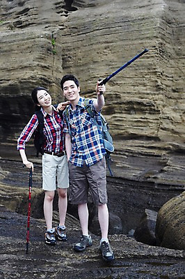 포토 JPG 주간 전신 커플 응시 여자 남자 행복 한쌍 스포츠 여행 배낭 자연 지팡이 레저 휴가 산 한국 건강 사랑 서기 미소 웃음 사람 동양인 손짓 20대 성인 취미 야외 두명 레포츠 관광지 운동 제주도 등산 트래킹 한국인 가리킴 즐거움 배낭여행 상쾌 커플티 산행 청년만 성인만 국내포토 자연요소 시선 감정 아시아 가방 관계 모션 표정 인종 청년 생태계 커플룩 파일형식