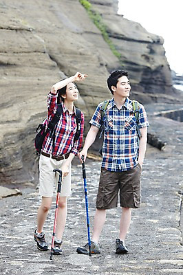 포토 JPG 주간 전신 커플 응시 여자 남자 행복 한쌍 스포츠 여행 배낭 자연 지팡이 레저 휴가 산 한국 건강 사랑 서기 미소 웃음 사람 동양인 20대 성인 취미 야외 두명 레포츠 관광지 운동 제주도 등산 트래킹 한국인 즐거움 배낭여행 상쾌 커플티 산행 청년만 성인만 국내포토 자연요소 시선 감정 아시아 가방 관계 모션 표정 인종 청년 생태계 커플룩 파일형식