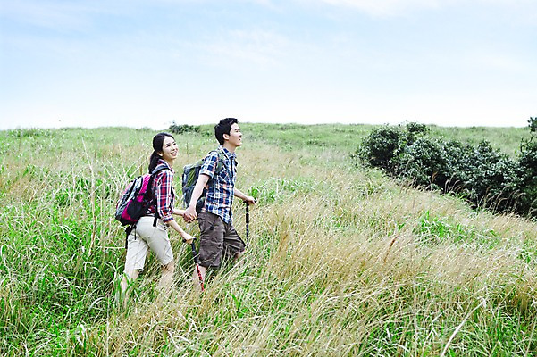포토 JPG 주간 전신 구름 커플 여자 남자 행복 한쌍 스포츠 여행 배낭 자연 지팡이 하늘 레저 휴가 산 한국 건강 사랑 미소 웃음 사람 동양인 20대 성인 취미 야외 두명 레포츠 관광지 운동 제주도 걷기 손잡기 등산 트래킹 한국인 즐거움 배낭여행 상쾌 커플티 산행 청년만 성인만 국내포토 자연요소 감정 아시아 가방 관계 모션 표정 인종 청년 생태계 커플룩 파일형식