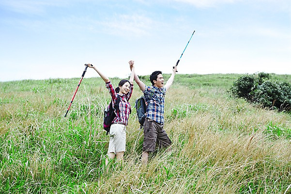 포토 JPG 주간 전신 구름 커플 여자 남자 행복 한쌍 스포츠 여행 배낭 자연 지팡이 하늘 팔벌리기 레저 휴가 산 한국 건강 사랑 서기 미소 웃음 사람 동양인 20대 성인 취미 야외 두명 레포츠 관광지 운동 제주도 손잡기 등산 트래킹 만세 한국인 자유 즐거움 배낭여행 상쾌 커플티 산행 청년만 성인만 국내포토 자연요소 감정 아시아 컨셉 가방 관계 모션 표정 인종 청년 생태계 커플룩 파일형식