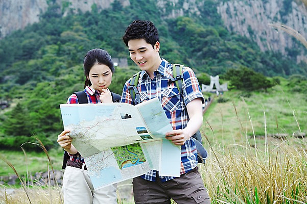 포토 JPG 주간 커플 여자 남자 행복 한쌍 스포츠 여행 지도 배낭 자연 레저 휴가 산 한국 건강 사랑 서기 미소 웃음 사람 동양인 20대 성인 취미 야외 두명 레포츠 관광지 운동 제주도 턱괴기 등산 트래킹 한국인 즐거움 배낭여행 상쾌 커플티 청년만 성인만 국내포토 자연요소 감정 아시아 가방 관계 모션 표정 인종 청년 생태계 커플룩 파일형식