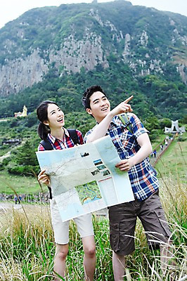 포토 JPG 주간 전신 커플 응시 여자 남자 행복 한쌍 스포츠 여행 지도 배낭 자연 레저 휴가 산 한국 건강 사랑 서기 미소 웃음 사람 동양인 손짓 20대 성인 취미 야외 두명 레포츠 관광지 운동 제주도 등산 트래킹 한국인 가리킴 즐거움 배낭여행 상쾌 커플티 청년만 성인만 국내포토 자연요소 시선 감정 아시아 가방 관계 모션 표정 인종 청년 생태계 커플룩 파일형식