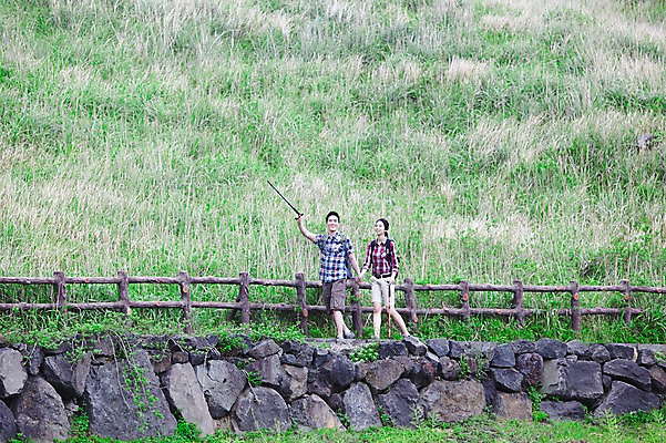 포토 JPG 주간 전신 커플 여자 남자 행복 한쌍 스포츠 여행 배낭 자연 지팡이 레저 휴가 산 한국 건강 사랑 미소 웃음 사람 동양인 20대 성인 취미 야외 두명 레포츠 관광지 울타리 운동 제주도 걷기 손잡기 등산 트래킹 한국인 가리킴 즐거움 배낭여행 상쾌 커플티 산행 청년만 성인만 국내포토 자연요소 감정 아시아 가방 관계 모션 표정 인종 손짓 청년 담장 생태계 커플룩 파일형식