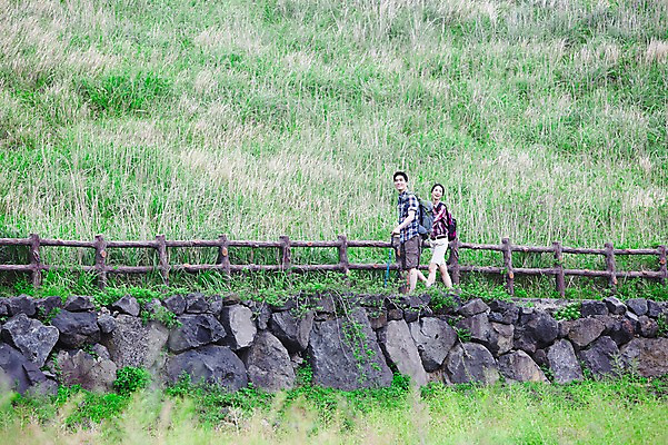 포토 JPG 주간 전신 커플 여자 남자 행복 한쌍 스포츠 여행 배낭 자연 지팡이 레저 휴가 산 한국 건강 사랑 미소 웃음 사람 동양인 20대 성인 취미 야외 두명 레포츠 관광지 울타리 운동 제주도 걷기 손잡기 등산 트래킹 한국인 즐거움 배낭여행 상쾌 커플티 청년만 성인만 국내포토 자연요소 감정 아시아 가방 관계 모션 표정 인종 청년 담장 생태계 커플룩 파일형식