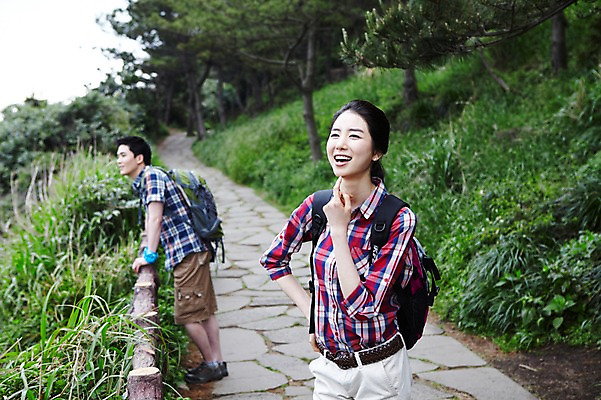 포토 JPG 주간 커플 응시 여자 남자 행복 길 한쌍 스포츠 여행 배낭 자연 레저 휴가 산 한국 건강 사랑 서기 미소 웃음 사람 동양인 20대 성인 취미 야외 두명 레포츠 관광지 울타리 운동 제주도 등산 트래킹 한국인 배낭여행 커플티 청년만 성인만 국내포토 자연요소 시선 감정 아시아 가방 관계 모션 표정 인종 청년 담장 생태계 커플룩 파일형식