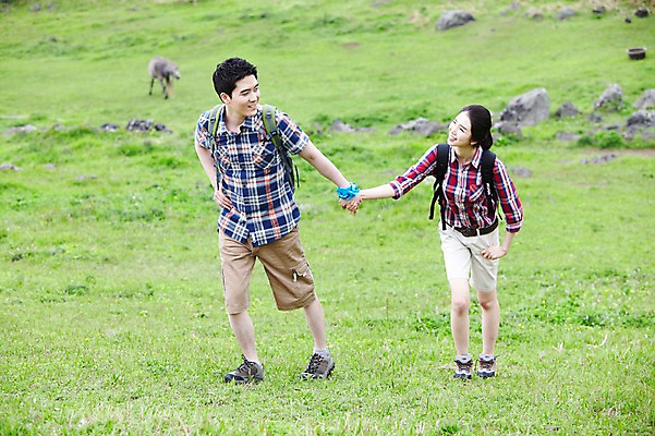 포토 JPG 주간 전신 구름 커플 여자 남자 행복 한쌍 스포츠 여행 자연 하늘 레저 휴가 산 한국 건강 사랑 미소 웃음 사람 동양인 잔디 20대 성인 취미 야외 두명 레포츠 관광지 달리기 운동 제주도 마주보기 걷기 손잡기 등산 트래킹 한국인 즐거움 배낭여행 상쾌 커플티 손수건 청년만 성인만 국내포토 자연요소 식물 감정 아시아 관계 모션 표정 인종 청년 생태계 커플룩 파일형식