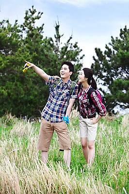 포토 JPG 주간 전신 구름 커플 응시 여자 남자 행복 한쌍 스포츠 여행 배낭 자연 하늘 레저 휴가 산 한국 건강 사랑 서기 미소 웃음 사람 동양인 20대 성인 취미 야외 두명 레포츠 관광지 운동 제주도 등산 트래킹 망원경 한국인 가리킴 배낭여행 커플티 손수건 청년만 성인만 국내포토 자연요소 시선 감정 아시아 가방 관계 모션 표정 인종 손짓 청년 생태계 커플룩 파일형식