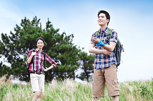 포토 JPG 주간 구름 커플 응시 여자 남자 행복 한쌍 스포츠 여행 허리손 배낭 자연 하늘 레저 휴가 산 한국 건강 사랑 서기 미소 웃음 사람 동양인 20대 성인 취미 야외 두명 레포츠 관광지 운동 제주도 등산 트래킹 한국인 배낭여행 커플티 손수건 청년만 성인만 국내포토 자연요소 시선 감정 아시아 포즈 가방 관계 모션 표정 인종 청년 생태계 커플룩 파일형식