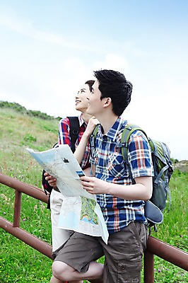 포토 JPG 주간 구름 커플 응시 여자 남자 행복 한쌍 스포츠 여행 지도 배낭 자연 하늘 레저 휴가 산 한국 건강 사랑 서기 미소 웃음 사람 동양인 20대 성인 취미 야외 두명 레포츠 관광지 울타리 운동 제주도 등산 트래킹 한국인 배낭여행 커플티 청년만 성인만 국내포토 자연요소 시선 감정 아시아 가방 관계 모션 표정 인종 청년 담장 생태계 커플룩 파일형식