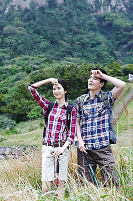 포토 JPG 주간 커플 응시 여자 남자 행복 한쌍 스포츠 여행 배낭 자연 지팡이 레저 휴가 산 한국 건강 사랑 서기 미소 웃음 사람 동양인 20대 성인 취미 야외 두명 레포츠 관광지 운동 제주도 등산 트래킹 한국인 배낭여행 커플티 청년만 성인만 국내포토 자연요소 시선 감정 아시아 가방 관계 모션 표정 인종 청년 생태계 커플룩 파일형식