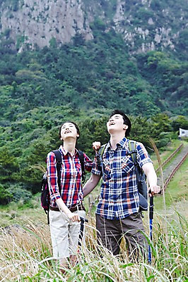 포토 JPG 주간 커플 응시 여자 남자 행복 한쌍 스포츠 여행 배낭 자연 지팡이 레저 휴가 산 한국 건강 사랑 서기 미소 웃음 사람 동양인 20대 성인 취미 야외 두명 레포츠 관광지 운동 제주도 등산 트래킹 한국인 즐거움 배낭여행 상쾌 커플티 청년만 성인만 국내포토 자연요소 시선 감정 아시아 가방 관계 모션 표정 인종 청년 생태계 커플룩 파일형식