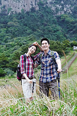 포토 JPG 주간 전신 커플 여자 남자 행복 한쌍 스포츠 여행 배낭 자연 지팡이 레저 휴가 산 한국 건강 사랑 서기 미소 웃음 사람 동양인 20대 성인 취미 야외 두명 레포츠 관광지 운동 제주도 등산 트래킹 한국인 즐거움 배낭여행 상쾌 커플티 청년만 성인만 국내포토 자연요소 감정 아시아 가방 관계 모션 표정 인종 청년 생태계 커플룩 파일형식