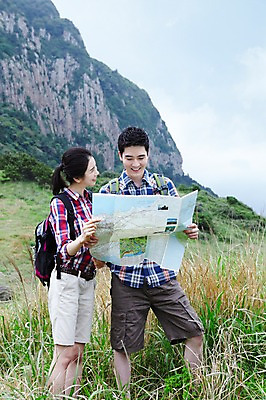 포토 JPG 주간 구름 커플 응시 여자 남자 행복 한쌍 스포츠 여행 지도 배낭 자연 하늘 레저 휴가 산 한국 건강 사랑 서기 미소 웃음 사람 동양인 20대 성인 취미 야외 두명 레포츠 관광지 운동 제주도 등산 트래킹 한국인 즐거움 배낭여행 상쾌 커플티 청년만 성인만 국내포토 자연요소 시선 감정 아시아 가방 관계 모션 표정 인종 청년 생태계 커플룩 파일형식