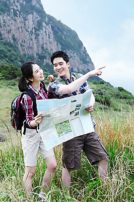 포토 JPG 주간 전신 구름 커플 응시 여자 남자 행복 한쌍 스포츠 여행 지도 배낭 자연 하늘 레저 휴가 산 한국 건강 사랑 서기 미소 웃음 사람 동양인 손짓 20대 성인 취미 야외 두명 레포츠 관광지 운동 제주도 등산 트래킹 한국인 가리킴 배낭여행 커플티 청년만 성인만 국내포토 자연요소 시선 감정 아시아 가방 관계 모션 표정 인종 청년 생태계 커플룩 파일형식