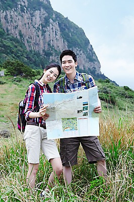 포토 JPG 주간 전신 구름 커플 여자 남자 행복 한쌍 스포츠 여행 지도 배낭 자연 하늘 레저 휴가 산 한국 건강 사랑 서기 미소 웃음 사람 동양인 20대 성인 취미 야외 두명 레포츠 관광지 운동 제주도 등산 트래킹 한국인 즐거움 배낭여행 상쾌 커플티 청년만 성인만 국내포토 자연요소 감정 아시아 가방 관계 모션 표정 인종 청년 생태계 커플룩 파일형식