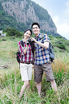 포토 JPG 주간 전신 구름 커플 여자 남자 행복 한쌍 스포츠 여행 배낭 자연 하늘 레저 휴가 산 한국 건강 사랑 서기 미소 웃음 사람 동양인 20대 성인 취미 야외 두명 레포츠 관광지 운동 제주도 등산 트래킹 망원경 한국인 즐거움 배낭여행 상쾌 커플티 청년만 성인만 국내포토 자연요소 감정 아시아 가방 관계 모션 표정 인종 청년 생태계 커플룩 파일형식