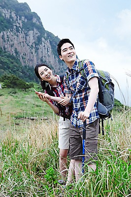 포토 JPG 주간 전신 구름 커플 응시 여자 남자 행복 한쌍 스포츠 여행 배낭 자연 지팡이 하늘 레저 휴가 산 한국 건강 사랑 서기 미소 웃음 사람 동양인 20대 성인 취미 야외 두명 레포츠 관광지 운동 제주도 팔짱 등산 트래킹 한국인 나침반 즐거움 배낭여행 상쾌 커플티 청년만 성인만 국내포토 자연요소 시선 감정 아시아 가방 관계 모션 표정 인종 청년 생태계 커플룩 파일형식