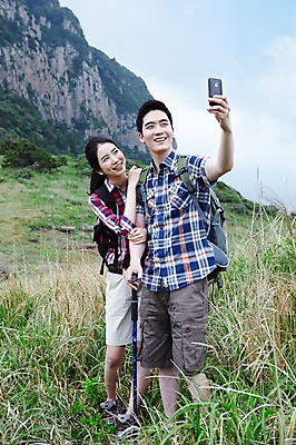 포토 JPG 주간 전신 구름 커플 여자 남자 행복 한쌍 스포츠 여행 배낭 자연 지팡이 하늘 레저 휴가 산 한국 건강 사랑 서기 미소 웃음 사람 동양인 20대 성인 취미 야외 두명 레포츠 관광지 스마트폰 운동 제주도 팔짱 사진촬영 등산 트래킹 한국인 셀프카메라 즐거움 배낭여행 상쾌 커플티 기념사진 청년만 성인만 국내포토 자연요소 감정 아시아 가방 관계 모션 표정 인종 청년 핸드폰 스마트기기 촬영 생태계 커플룩 파일형식