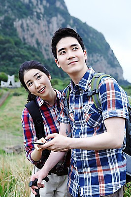 포토 JPG 주간 구름 커플 응시 여자 남자 행복 한쌍 스포츠 여행 배낭 자연 지팡이 하늘 레저 휴가 산 한국 건강 사랑 서기 미소 웃음 사람 동양인 상반신 20대 성인 취미 야외 두명 레포츠 관광지 스마트폰 운동 제주도 팔짱 등산 트래킹 한국인 배낭여행 커플티 청년만 성인만 국내포토 자연요소 시선 감정 아시아 가방 관계 모션 표정 인종 청년 핸드폰 스마트기기 생태계 커플룩 파일형식