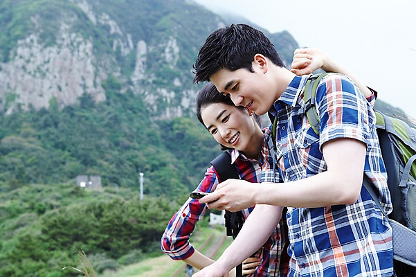 포토 JPG 주간 구름 커플 여자 남자 행복 한쌍 스포츠 여행 허리손 배낭 자연 하늘 레저 어깨동무 휴가 산 한국 건강 사랑 서기 미소 웃음 사람 동양인 상반신 20대 성인 취미 야외 두명 레포츠 관광지 스마트폰 운동 제주도 등산 트래킹 한국인 배낭여행 커플티 청년만 성인만 국내포토 자연요소 감정 아시아 포즈 가방 관계 모션 표정 인종 청년 핸드폰 스마트기기 생태계 커플룩 파일형식