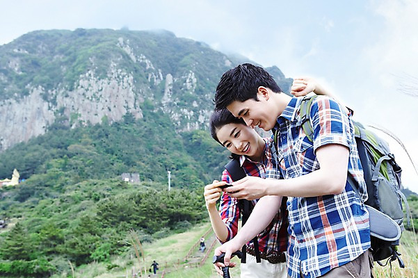 포토 JPG 주간 구름 커플 여자 남자 행복 한쌍 스포츠 여행 배낭 자연 지팡이 하늘 레저 어깨동무 휴가 산 한국 건강 사랑 서기 미소 웃음 사람 동양인 상반신 20대 성인 취미 야외 두명 레포츠 관광지 스마트폰 운동 제주도 등산 트래킹 한국인 즐거움 배낭여행 상쾌 커플티 청년만 성인만 국내포토 자연요소 감정 아시아 포즈 가방 관계 모션 표정 인종 청년 핸드폰 스마트기기 생태계 커플룩 파일형식