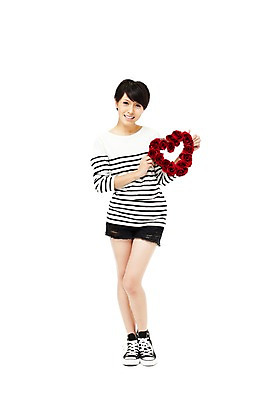 포토 JPG 스튜디오촬영 전신 외국인 식물 해외기획촬영 해외 우먼라이프 라이프스타일 여자 2011년태국 꽃 포즈 모션 청소년 실내 사랑 한명 서기 미소 웃음 들기 누끼 사람 동양인 라이프 앞모습 장식 10대 캐주얼 빨간색 장미 화환 하트 즐거움 여자만 여자한명만 십대만 십대여자만 십대여자한명만 국내포토 모양 1 옷 감정 뷰포인트 컬러 표정 인종 내부 생활 파일형식