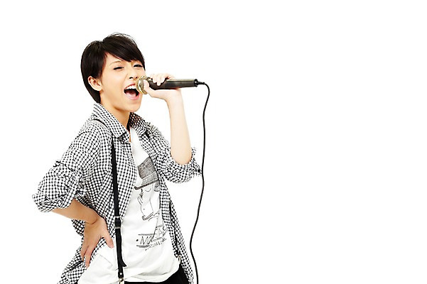 포토 JPG 스튜디오촬영 외국인 해외기획촬영 해외 우먼라이프 라이프스타일 여자 2011년태국 음악 허리손 포즈 남방 노래 모션 청소년 놀이 실내 한명 서기 미소 웃음 들기 누끼 사람 동양인 상반신 취미 라이프 10대 캐주얼 멜빵바지 멜빵 마이크 즐거움 유선마이크 여자만 여자한명만 십대만 십대여자만 십대여자한명만 국내포토 1 잡화 옷 감정 음향기기 셔츠 바지 문화예술 표정 인종 내부 생활 파일형식