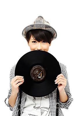 포토 JPG 스튜디오촬영 외국인 해외기획촬영 모자 해외 우먼라이프 라이프스타일 여자 2011년태국 음악 포즈 남방 노래 모션 청소년 놀이 실내 한명 서기 미소 웃음 들기 누끼 사람 동양인 상반신 취미 라이프 앞모습 10대 캐주얼 음악감상 감상 가림 레코드 멜빵바지 멜빵 즐거움 여자만 여자한명만 십대만 십대여자만 십대여자한명만 국내포토 1 잡화 옷 감정 뷰포인트 셔츠 바지 문화예술 표정 인종 내부 생활 음반 파일형식