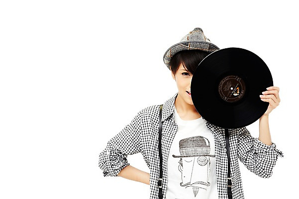 포토 JPG 스튜디오촬영 외국인 해외기획촬영 모자 해외 우먼라이프 라이프스타일 여자 2011년태국 음악 허리손 포즈 남방 노래 모션 청소년 놀이 실내 한명 서기 미소 웃음 들기 누끼 사람 동양인 상반신 취미 라이프 앞모습 10대 캐주얼 음악감상 감상 가림 레코드 멜빵바지 멜빵 즐거움 여자만 여자한명만 십대만 십대여자만 십대여자한명만 국내포토 1 잡화 옷 감정 뷰포인트 셔츠 바지 문화예술 표정 인종 내부 생활 음반 파일형식