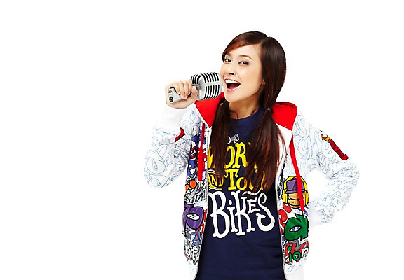 포토 JPG 스튜디오촬영 외국인 해외기획촬영 해외 우먼라이프 라이프스타일 여자 2011년태국 음악 허리손 포즈 노래 모션 청소년 놀이 양갈래머리 실내 한명 서기 미소 웃음 들기 누끼 사람 동양인 상반신 취미 라이프 10대 캐주얼 마이크 즐거움 여자만 여자한명만 십대만 십대여자만 십대여자한명만 국내포토 1 헤어스타일 옷 감정 음향기기 문화예술 표정 인종 내부 생활 파일형식