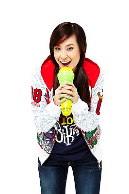 포토 JPG 스튜디오촬영 외국인 해외기획촬영 해외 우먼라이프 라이프스타일 여자 2011년태국 포즈 노래 모션 청소년 놀이 양갈래머리 실내 한명 서기 미소 웃음 들기 누끼 사람 동양인 상반신 취미 라이프 앞모습 10대 캐주얼 청바지 마이크 즐거움 여자만 여자한명만 십대만 십대여자만 십대여자한명만 국내포토 1 헤어스타일 옷 감정 음악 뷰포인트 음향기기 바지 표정 인종 내부 생활 파일형식