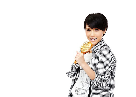 포토 JPG 스튜디오촬영 외국인 해외기획촬영 해외 우먼라이프 라이프스타일 여자 2011년태국 음악 포즈 남방 노래 모션 청소년 놀이 실내 한명 서기 미소 웃음 들기 누끼 사람 동양인 상반신 취미 라이프 10대 캐주얼 머리빗 멜빵바지 멜빵 즐거움 여자만 여자한명만 십대만 십대여자만 십대여자한명만 국내포토 1 잡화 옷 감정 셔츠 바지 문화예술 표정 인종 내부 생활 미용용품 파일형식