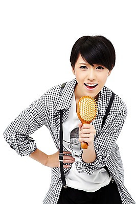 포토 JPG 스튜디오촬영 외국인 해외기획촬영 해외 우먼라이프 라이프스타일 여자 2011년태국 음악 허리손 포즈 남방 노래 모션 청소년 놀이 실내 한명 서기 미소 웃음 들기 누끼 사람 동양인 상반신 취미 라이프 앞모습 10대 캐주얼 머리빗 멜빵바지 멜빵 즐거움 여자만 여자한명만 십대만 십대여자만 십대여자한명만 국내포토 1 잡화 옷 감정 뷰포인트 셔츠 바지 문화예술 표정 인종 내부 생활 미용용품 파일형식