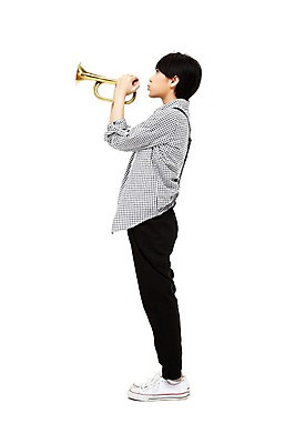 포토 JPG 스튜디오촬영 전신 외국인 해외기획촬영 해외 우먼라이프 라이프스타일 여자 2011년태국 악기 음악 포즈 남방 연주 모션 청소년 놀이 실내 관악기 한명 서기 미소 웃음 들기 누끼 사람 동양인 취미 라이프 옆모습 10대 캐주얼 불기 나팔 즐거움 여자만 여자한명만 십대만 십대여자만 십대여자한명만 국내포토 1 옷 감정 뷰포인트 셔츠 문화예술 표정 인종 내부 생활 파일형식