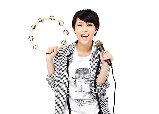 포토 JPG 스튜디오촬영 외국인 해외기획촬영 해외 우먼라이프 라이프스타일 여자 2011년태국 악기 음악 포즈 남방 노래 모션 청소년 놀이 타악기 실내 한명 서기 미소 웃음 들기 누끼 사람 동양인 상반신 취미 라이프 앞모습 10대 캐주얼 춤 멜빵바지 멜빵 마이크 즐거움 탬버린 여자만 여자한명만 십대만 십대여자만 십대여자한명만 국내포토 1 잡화 옷 감정 뷰포인트 음향기기 셔츠 바지 문화예술 표정 인종 내부 생활 파일형식