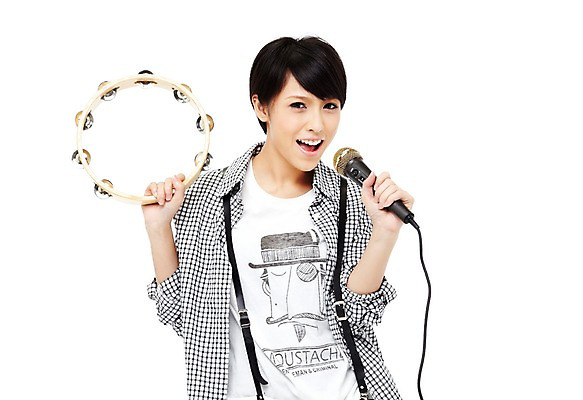 포토 JPG 스튜디오촬영 외국인 해외기획촬영 해외 우먼라이프 라이프스타일 여자 2011년태국 악기 음악 포즈 남방 노래 모션 청소년 놀이 타악기 실내 한명 서기 미소 웃음 들기 누끼 사람 동양인 상반신 취미 라이프 앞모습 10대 캐주얼 춤 멜빵바지 멜빵 마이크 즐거움 탬버린 여자만 여자한명만 십대만 십대여자만 십대여자한명만 국내포토 1 잡화 옷 감정 뷰포인트 음향기기 셔츠 바지 문화예술 표정 인종 내부 생활 파일형식