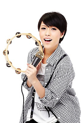 포토 JPG 스튜디오촬영 외국인 해외기획촬영 해외 우먼라이프 라이프스타일 여자 2011년태국 악기 음악 포즈 남방 노래 모션 청소년 놀이 타악기 실내 한명 서기 미소 웃음 들기 누끼 사람 동양인 상반신 취미 라이프 앞모습 10대 캐주얼 춤 멜빵바지 멜빵 마이크 즐거움 탬버린 여자만 여자한명만 십대만 십대여자만 십대여자한명만 국내포토 1 잡화 옷 감정 뷰포인트 음향기기 셔츠 바지 문화예술 표정 인종 내부 생활 파일형식