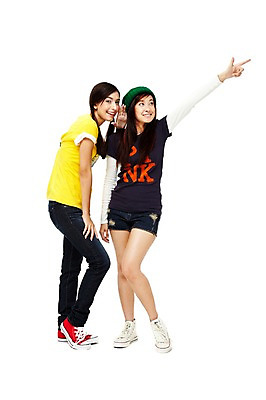 포토 JPG 스튜디오촬영 전신 외국인 모델 해외기획촬영 모자 해외 우먼라이프 라이프스타일 응시 여자 2011년태국 포즈 손가락 모션 청소년 양갈래머리 털모자 실내 서기 미소 웃음 누끼 사람 동양인 손짓 두명 라이프 10대 캐주얼 친구 우정 총 가리킴 귓속말 여자만 십대만 십대여자만 국내포토 모자_잡화 헤어스타일 손 시선 잡화 옷 무기 관계 표정 인종 내부 생활 파일형식