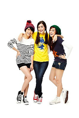 포토 JPG 스튜디오촬영 전신 외국인 모델 해외기획촬영 모자 해외 우먼라이프 라이프스타일 여자 2011년태국 허리손 포즈 모션 청소년 양갈래머리 어깨동무 털모자 실내 서기 미소 웃음 누끼 사람 동양인 라이프 10대 캐주얼 세명 친구 우정 여자만 십대만 십대여자만 국내포토 모자_잡화 헤어스타일 잡화 옷 관계 표정 인종 내부 생활 파일형식