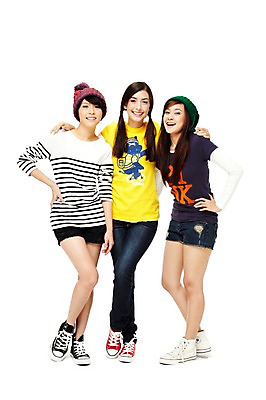 포토 JPG 스튜디오촬영 전신 외국인 모델 해외기획촬영 모자 해외 우먼라이프 라이프스타일 여자 2011년태국 허리손 포즈 모션 청소년 양갈래머리 어깨동무 털모자 실내 서기 미소 웃음 누끼 사람 동양인 라이프 10대 캐주얼 세명 친구 우정 여자만 십대만 십대여자만 국내포토 모자_잡화 헤어스타일 잡화 옷 관계 표정 인종 내부 생활 파일형식