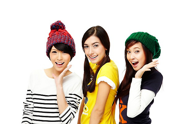 포토 JPG 스튜디오촬영 외국인 모델 해외기획촬영 모자 해외 우먼라이프 라이프스타일 여자 2011년태국 포즈 모션 청소년 양갈래머리 털모자 실내 서기 미소 웃음 누끼 사람 동양인 손짓 상반신 라이프 10대 캐주얼 세명 친구 우정 여자만 십대만 십대여자만 국내포토 모자_잡화 헤어스타일 잡화 옷 관계 표정 인종 내부 생활 파일형식
