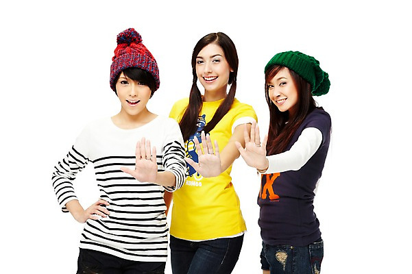 포토 JPG 스튜디오촬영 외국인 모델 해외기획촬영 모자 해외 우먼라이프 라이프스타일 여자 2011년태국 허리손 포즈 모션 청소년 양갈래머리 털모자 실내 손바닥 서기 미소 웃음 누끼 사람 동양인 손짓 상반신 라이프 10대 캐주얼 세명 친구 우정 정지 여자만 십대만 십대여자만 국내포토 모자_잡화 헤어스타일 손 잡화 옷 관계 표정 인종 내부 생활 파일형식