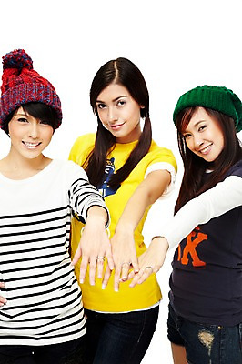 포토 JPG 스튜디오촬영 외국인 해외기획촬영 모자 해외 우먼라이프 라이프스타일 여자 2011년태국 포즈 모션 청소년 양갈래머리 협력 털모자 실내 서기 미소 웃음 누끼 사람 동양인 상반신 라이프 앞모습 10대 캐주얼 세명 친구 파이팅 우정 기쁨 화합 하이파이브 손모으기 여자만 십대만 십대여자만 국내포토 모자_잡화 헤어스타일 잡화 옷 감정 뷰포인트 관계 표정 인종 손짓 내부 생활 파일형식