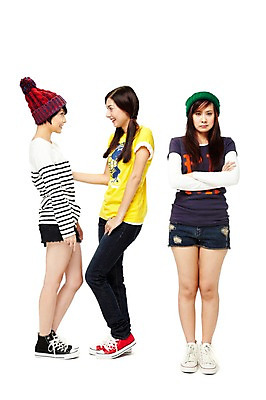 포토 JPG 스튜디오촬영 전신 외국인 해외기획촬영 모자 해외 우먼라이프 라이프스타일 여자 2011년태국 포즈 모션 청소년 양갈래머리 털모자 실내 서기 미소 웃음 누끼 사람 동양인 라이프 10대 캐주얼 세명 친구 우정 외면 삐침 불화 토라짐 여자만 십대만 십대여자만 국내포토 모자_잡화 헤어스타일 잡화 옷 감정 컨셉 관계 표정 인종 내부 생활 파일형식