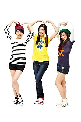 포토 JPG 스튜디오촬영 전신 외국인 모델 해외기획촬영 모자 해외 우먼라이프 라이프스타일 여자 2011년태국 포즈 모션 청소년 양갈래머리 털모자 실내 사랑 서기 미소 웃음 누끼 사람 동양인 손짓 라이프 10대 캐주얼 세명 친구 우정 하트 여자만 십대만 십대여자만 국내포토 모양 모자_잡화 헤어스타일 잡화 옷 감정 관계 표정 인종 내부 생활 파일형식