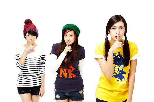 포토 JPG 스튜디오촬영 외국인 해외기획촬영 모자 해외 우먼라이프 라이프스타일 여자 2011년태국 포즈 손가락 모션 청소년 양갈래머리 털모자 실내 서기 미소 웃음 누끼 사람 동양인 손짓 상반신 라이프 앞모습 10대 캐주얼 세명 친구 우정 쉿 조용 정숙 여자만 십대만 십대여자만 국내포토 모자_잡화 헤어스타일 손 잡화 옷 뷰포인트 관계 표정 인종 내부 생활 파일형식