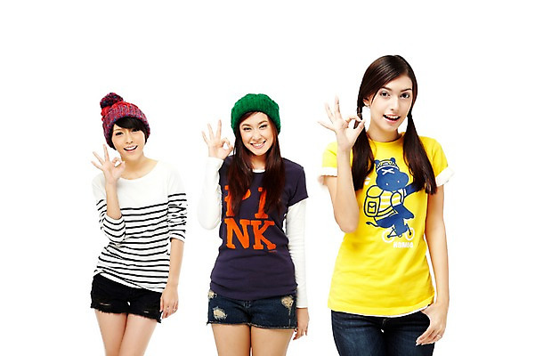 포토 JPG 스튜디오촬영 외국인 해외기획촬영 모자 해외 우먼라이프 라이프스타일 여자 2011년태국 포즈 손가락 모션 청소년 양갈래머리 털모자 실내 서기 웃음 누끼 사람 동양인 손짓 상반신 라이프 앞모습 10대 캐주얼 세명 친구 우정 최고 원형 OK 만족 여자만 십대만 십대여자만 국내포토 도형 모자_잡화 헤어스타일 손 잡화 옷 감정 뷰포인트 관계 표정 인종 내부 생활 파일형식